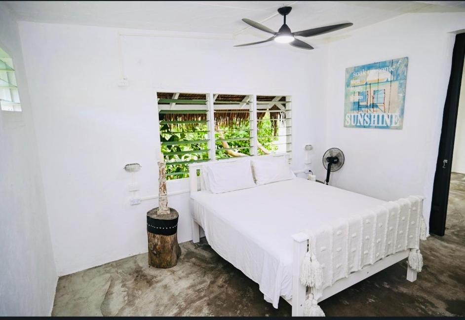 Bed and Breakfast Banana Bay Beach Club à Eton Extérieur photo